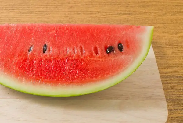 Frisk Ripe Watermelon i A Tree Board. – stockfoto