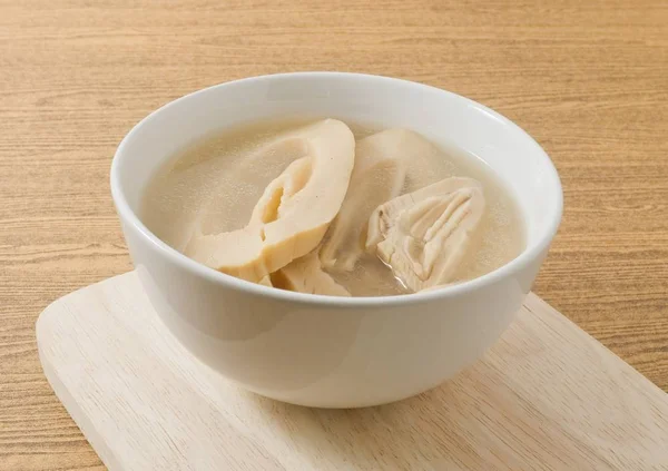 碗里的中国竹笋香菇清汤 — 图库照片