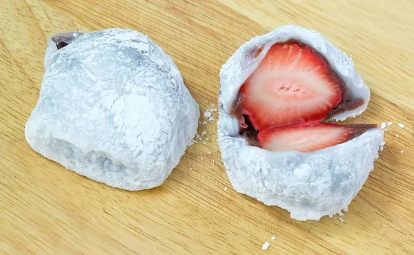 Zwei japanische Nachspeisen aus Erdbeermochi oder Ichigo Daifuku — Stockfoto