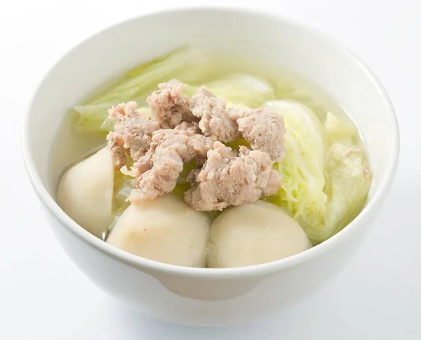 Sup Selada dengan Ikan Daging Ball di Latar Belakang Putih — Stok Foto