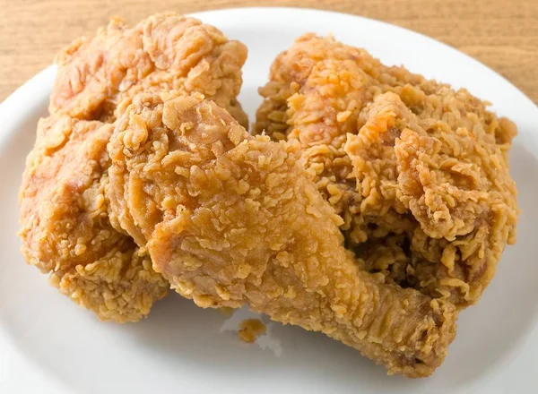 Kurczaka smażone w głębokim tłuszczu na biały danie — Zdjęcie stockowe