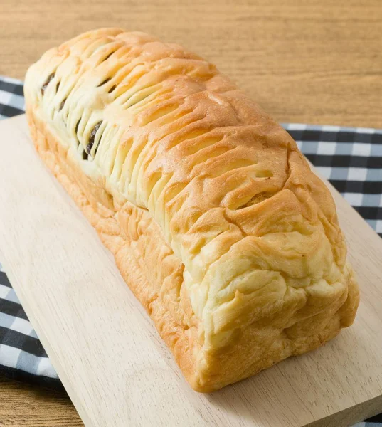 Loaf of Raisin Bread on A Wooden Cutting Board — Stok Foto