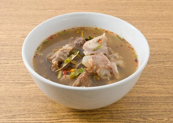 Тайська гострий і кислий суп яловичина надрах — стокове фото