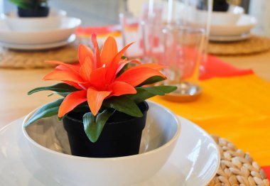 Masaya turuncu çiçek ile güzel Yapay ağaç