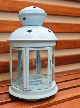 Ahşap masa üzerinde ışık mavi Vintage fener