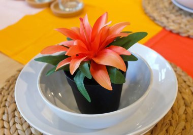 Plastik kapta turuncu çiçekli Yapay ağaç