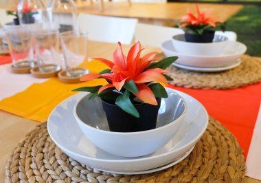 Plastik kapta portakal çiçeği ile Yapay ağaç