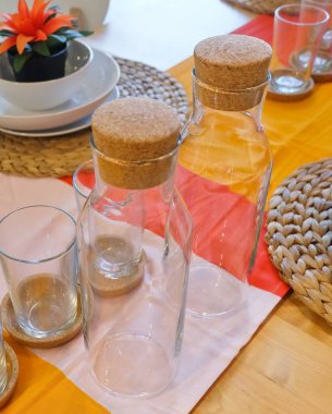 Cam şişe ile boş bardak seti