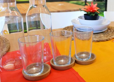 Cam şişe ile boş bardak seti