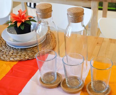 Cam şişe ile boş bardak seti