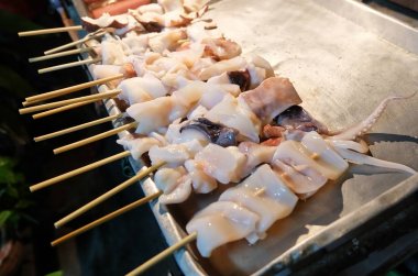 Üzerinde şiş Izgara Barbekü için taze kalamar