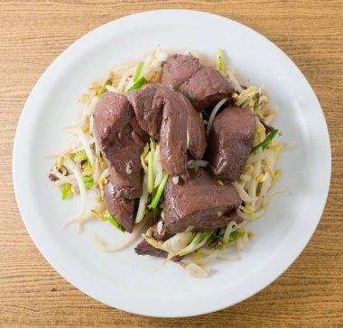 Kızarmış fasulye Filiz domuz kanı lor ile karıştırın