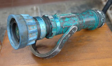 Ahşap masa üzerinde eski Vintage yangın koruma araçları