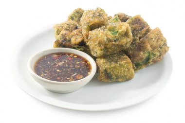 Kızarmış sarımsak Chives Dumpling beyaz zemin üzerine atmak.