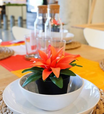 Plastik kapta portakal çiçeği ile Yapay ağaç