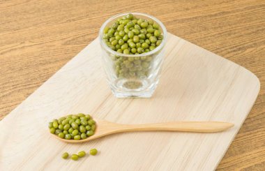 Bir kaşık ve bir cam bardak yeşil Mung fasulye