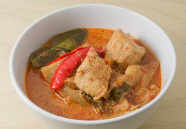 Hindistan cevizi sütü ve vejetaryen malzemeler ile lezzetli kırmızı köri