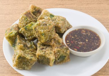 Kızarmış sarımsak Chives Dumpling soya sos ile buğulama
