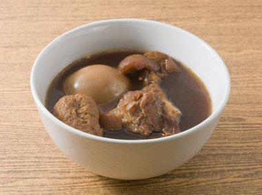 Yumurta, Tofu ve domuz eti ile beş baharat güveç