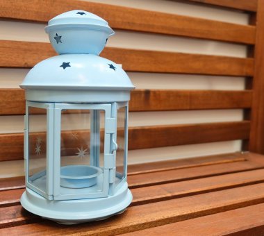 Ahşap masa üzerinde ışık mavi Vintage fener