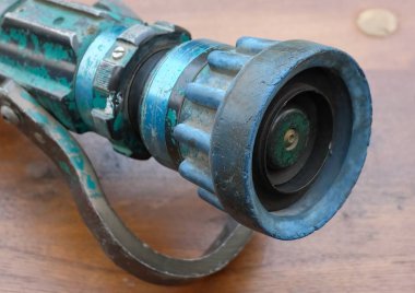 Ahşap masa üzerinde eski Vintage Yangın hortum başlığı