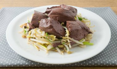 Kızarmış fasulye filizi domuz puding ile karıştırın