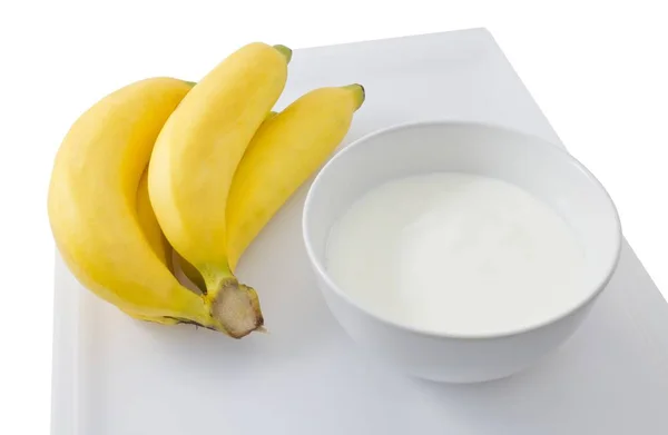 碗里的自制酸奶的有机香蕉 — 图库照片