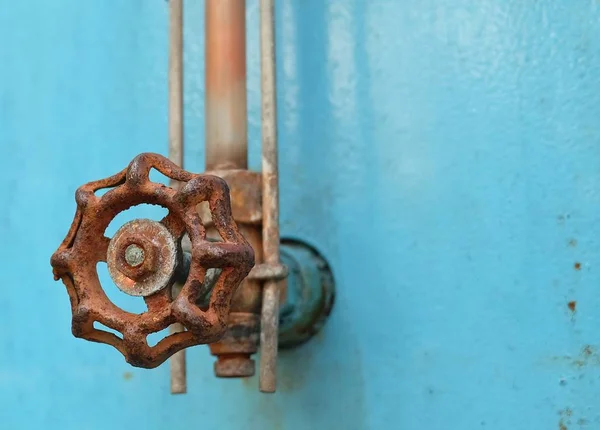 Válvula vieja oxidada en metal grunge azul — Foto de Stock