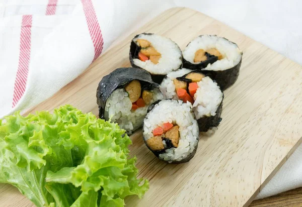 Veggie Sushi Rolls atau Vegetable Maki di Wood Tray — Stok Foto