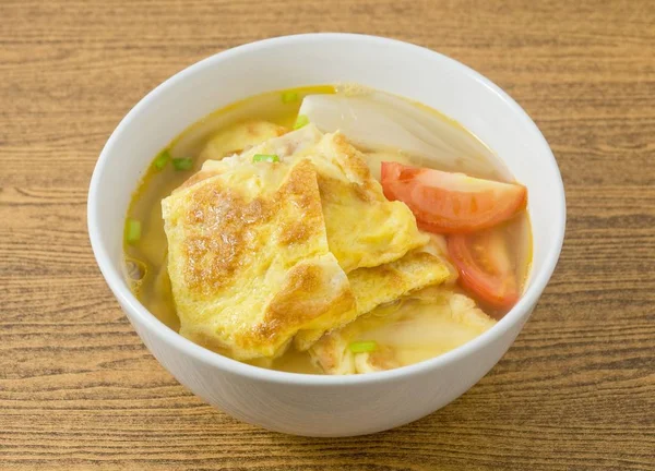 Sup Omelet Thailand dengan Tomat dan Scallion — Stok Foto