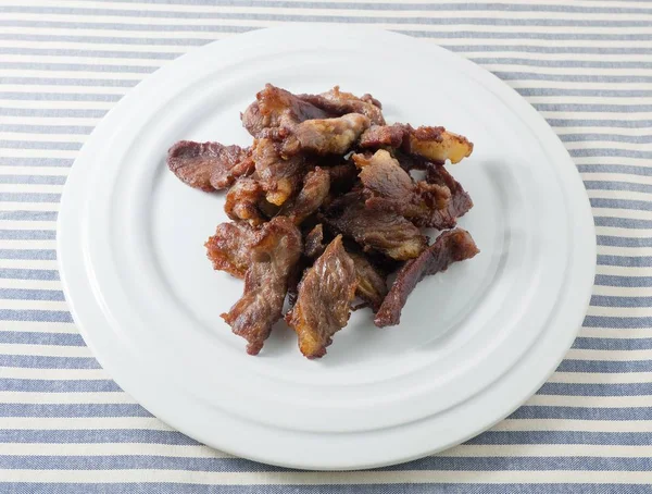 白い皿に揚げ牛肉 — ストック写真