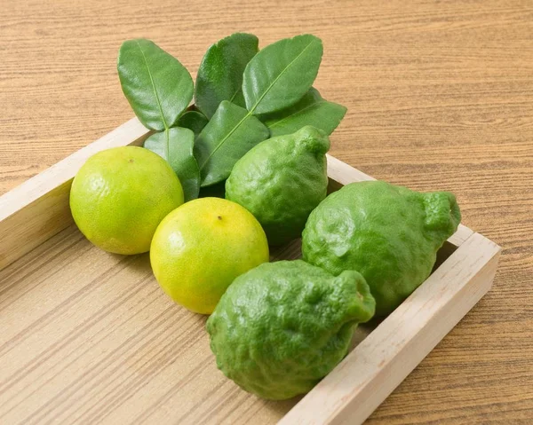 Kaffir liście limonki z Lemon Lime na drewniana Taca — Zdjęcie stockowe
