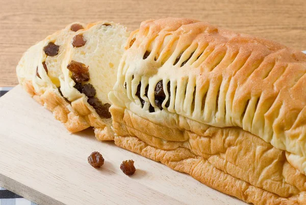 Pain de raisins tranché sur une planche à découper en bois — Photo