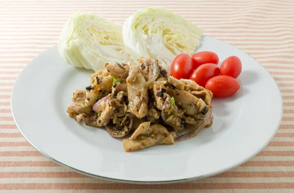 Baharatlı ızgara domuz salata bir plaka üzerinde