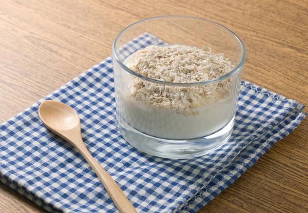 Yoghurt dengan Porridge Oats di Glass Cup — Stok Foto