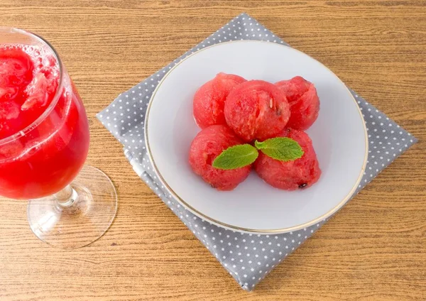 Φρέσκα κόκκινα ώριμα καρπούζια με καρπούζι Juice — Φωτογραφία Αρχείου