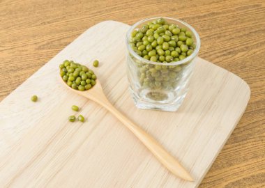 Mung fasulye kaşık ve cam bardakta kesme tahtası