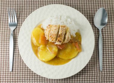 Japon köri ve pişmiş pirinç ile Tonkatsu