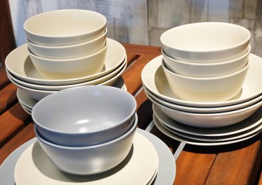 Seramik tabak, kase ve plakaları topluluğu