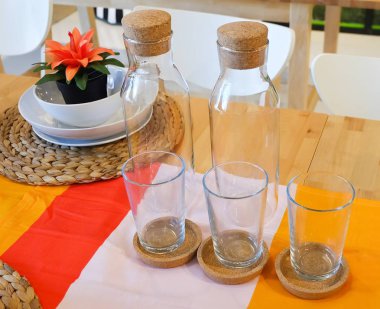 Cam ve cam şişe masada yemekleri