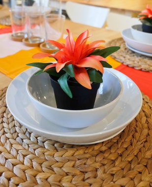 Plastik kapta turuncu çiçekli Yapay ağaç