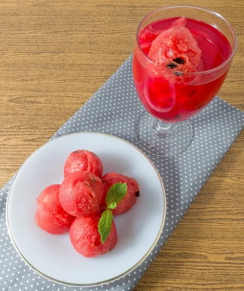 Čerstvé červené zralé melouny s melounem Juice — Stock fotografie