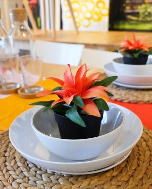 Plastik kapta portakal çiçeği ile Yapay ağaç