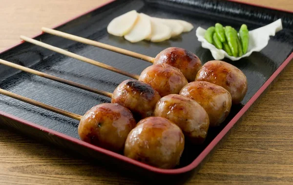 Embutidos a la parrilla tradicionales tailandeses en madera Skewer — Foto de Stock