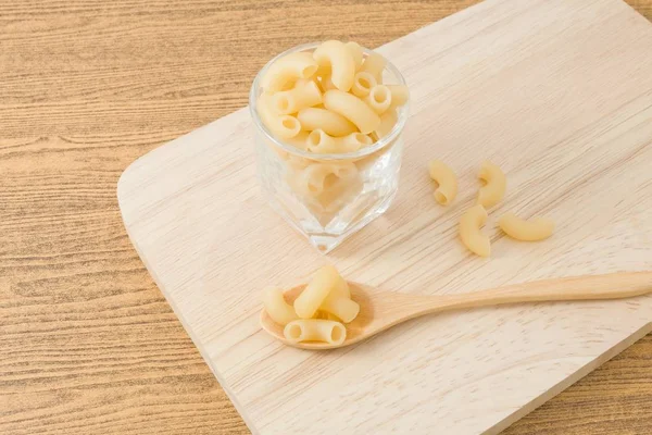 Macaroni au coude ou pâtes Gomiti dans une cuillère — Photo