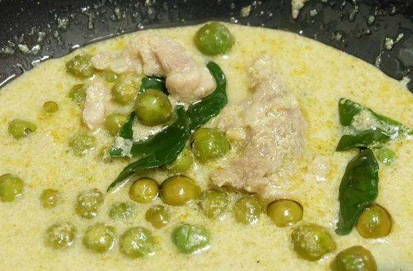 Delicioso curry verde tailandés con pollo y leche de coco —  Fotos de Stock