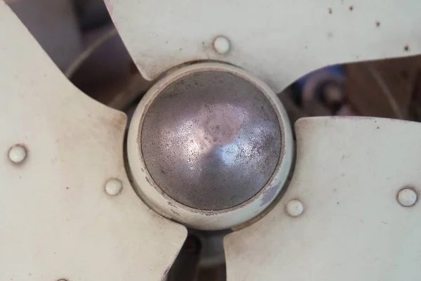 Ventilador de hélice de metal oxidado de cerca — Foto de Stock