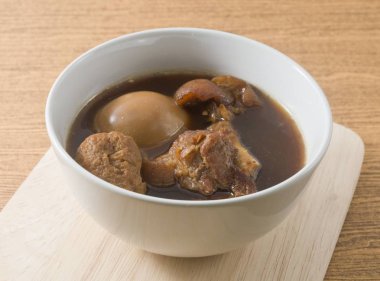 Beş baharat yahni kokulu yumurta, Tofu ve domuz