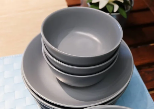 Conjunto de pratos de cerâmica, tigelas e pratos — Fotografia de Stock