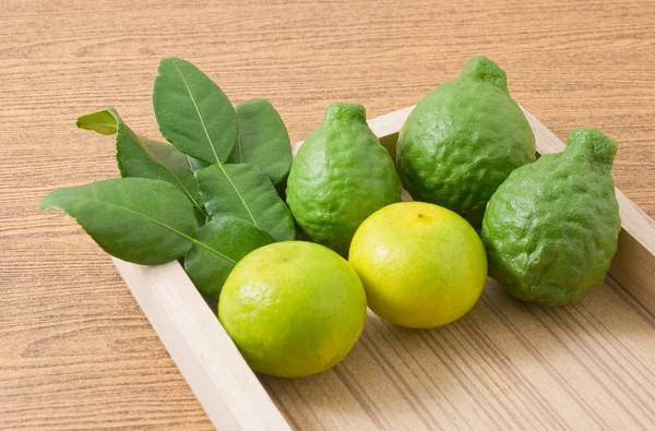 Kaffir liście limonki z Lemon Lime na drewnianej tacy — Zdjęcie stockowe